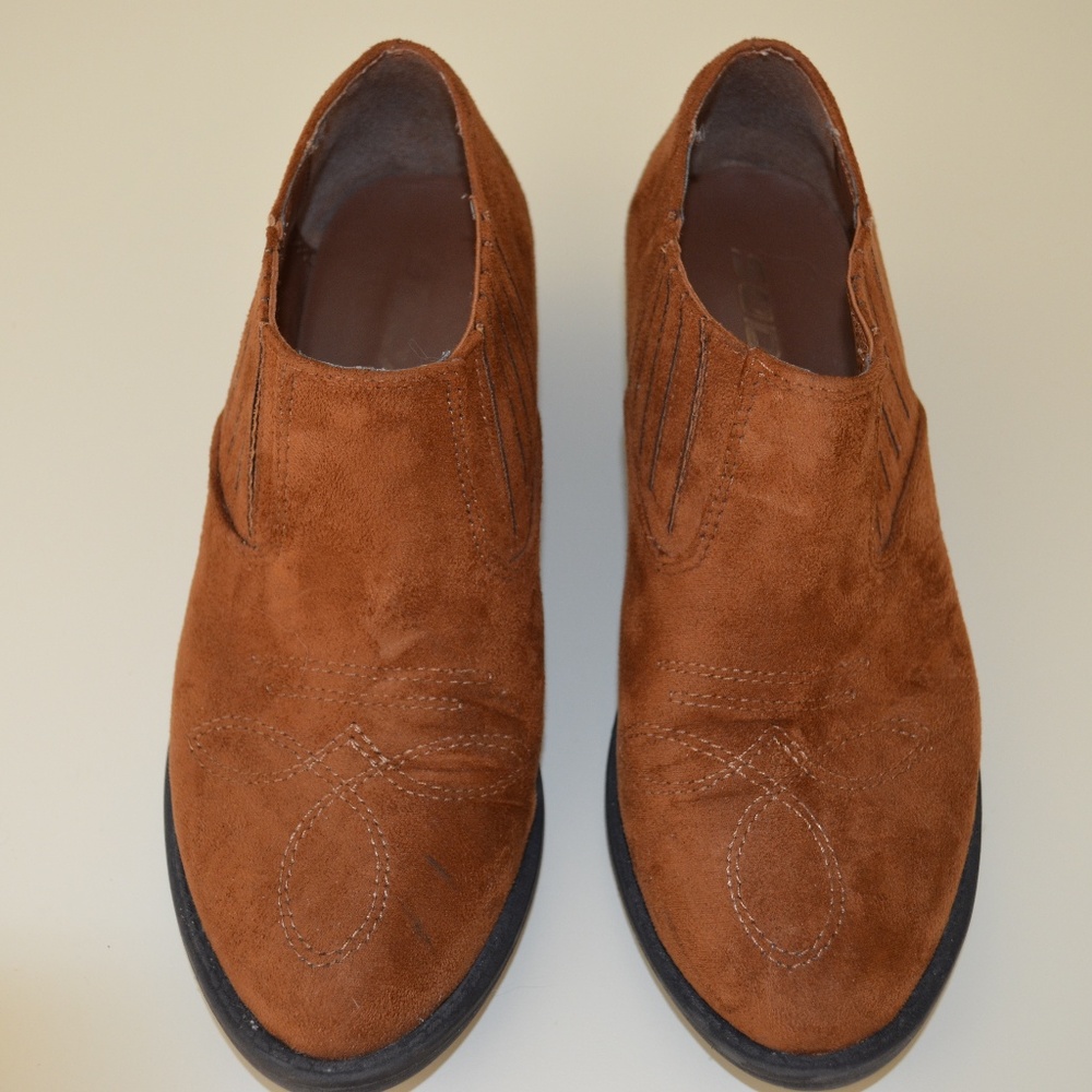 Used Size 7 Tan Suede Shoes